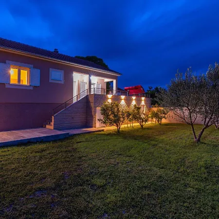 Holiday Dino Holiday home Pridraga