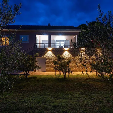 Holiday Dino Holiday home Pridraga